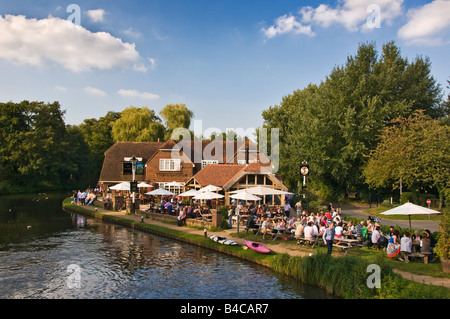 L'Anchor pub à Pyrford verrou sur la voie navigable Wey Pyrford Surrey Banque D'Images