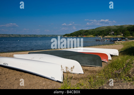 Canoës sur la plage de sable de Echo Lake, dans le parc provincial Echo Valley, Vallée Qu'Appelle, Saskatchewan, Canada. Banque D'Images