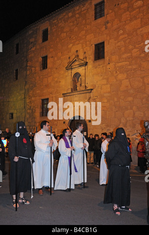 Semana Santa de nuit semaine sainte Pâques procession passant Convent de la Madre de Dios Salamanque Espagne Banque D'Images