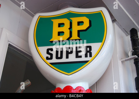 Pompe à essence BP antique, High Street, Great Missenden, Buckinghamshire, Angleterre, Royaume-Uni Banque D'Images