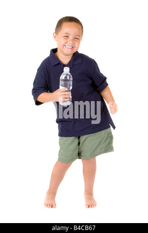 Happy mixed race boy danse avec une bouteille d'eau sur fond blanc Banque D'Images