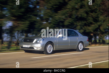 Voiture, Lexus LS 430, une limousine de luxe, environ s, l'année de modèle 2001, d'argent, la conduite, la route de campagne, la diagonale de l'avant Banque D'Images