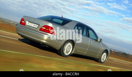 Voiture, Lexus LS 430, une limousine de luxe, environ s, l'année de modèle 2001, d'argent, la conduite, la route de campagne, la diagonale de l'arrière, arrière vie Banque D'Images