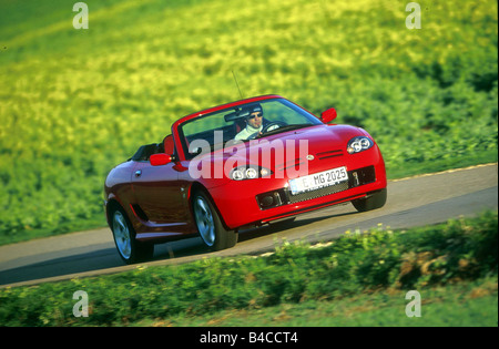 Voiture, Rover MG MGTF, convertible, modèle année 2002-, rouge, conduite, route de campagne, la diagonale de l'avant, vue frontale, open top Banque D'Images