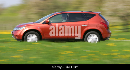 Voiture, Nissan Murano 3.5 V6, l'année de modèle 2005,- /orange-rouge rouille, cross country, véhicule roulant, vue latérale, country road, c Banque D'Images