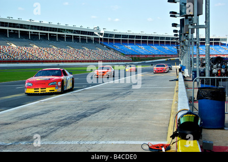 Trio de Richard Petty Driving Experience style NASCAR carting entrant à fosses s Lowe Motor Speedway Banque D'Images