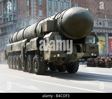 L'armée russe exhibant des armes, transporteur de missiles balistiques, modèle 7907 au Victory Day Parade, Moscou Russie Banque D'Images