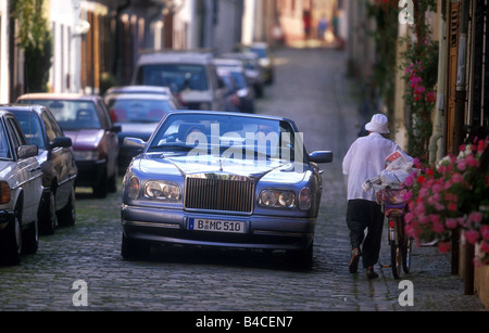 Voiture, Rolls Royce Corniche cabriolet, open top modèle, année 1999-2002, l'argent, la conduite, la vue frontale, Ville Banque D'Images