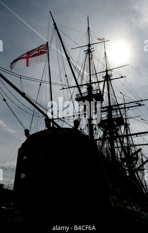 Ville de Portsmouth. L'Angleterre. Compte tenu de la silhouette du HMS Victory, qui est situé à Portsmouth Historic Dockyard. Banque D'Images