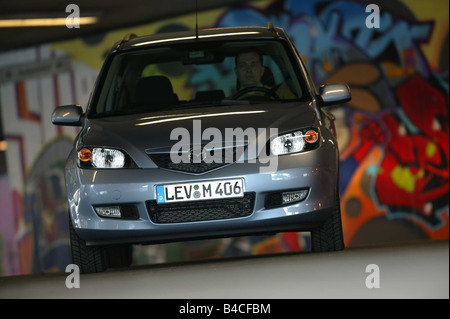 Voiture, Mazda 2, Limousine, petite env., l'année de modèle 2002, d'argent, debout, à la défense, la diagonale de l'avant, vue de face Banque D'Images