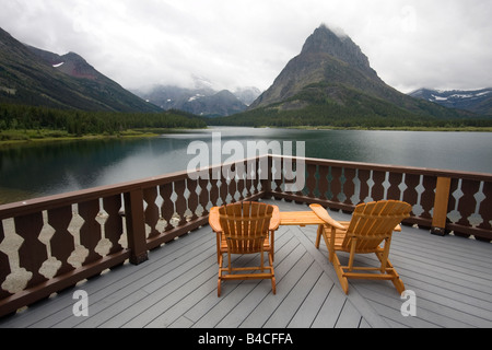 Chaises sur le pont de l'hôtel Glacier de nombreux Banque D'Images