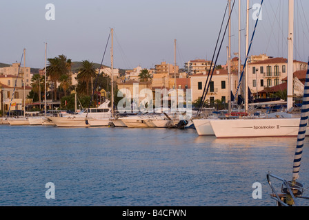 Yachts de luxe et de Croisière au début du matin à Lavrion Port mer Grèce continentale Banque D'Images