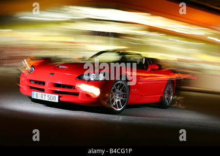 Dodge Viper SRT-10, modèle de l'année 2005-, rouge, la conduite, la diagonale de l'avant, vue frontale, Ville, soir l'humeur, de panoramique plan , ver Banque D'Images