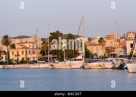 Yachts de luxe et de Croisière au début du matin à Lavrion Port mer Grèce continentale Banque D'Images