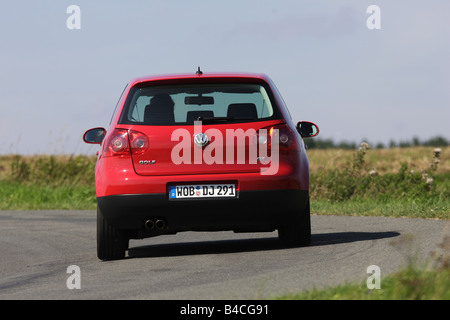 Voiture, VW Volkswagen Golf GT, modèle de l'année 2005-, limousine, en bas au milieu de la classe de taille moyenne, rouge, conduite, vue arrière, country road Banque D'Images