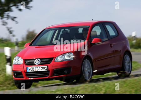 Voiture, VW Volkswagen Golf GT, modèle de l'année 2005-, limousine, en bas au milieu de la classe de taille moyenne, rouge, la conduite, la diagonale de l'avant, fronta Banque D'Images