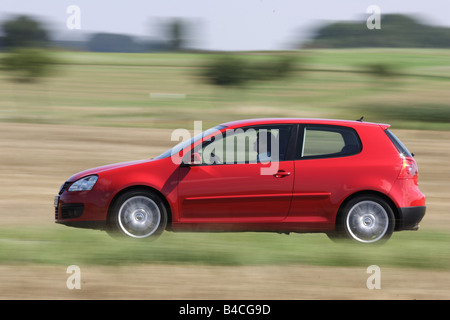 Voiture, VW Volkswagen Golf GT, modèle de l'année 2005-, limousine, en bas au milieu de la classe de taille moyenne, rouge, conduite, side view, country road Banque D'Images