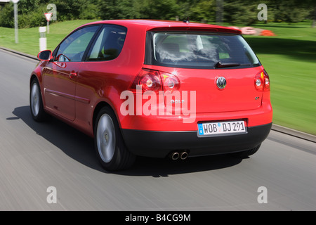 Voiture, VW Volkswagen Golf GT, modèle de l'année 2005-, limousine, en bas au milieu de la classe de taille moyenne, rouge, la conduite, la diagonale de l'arrière, arrière vi Banque D'Images