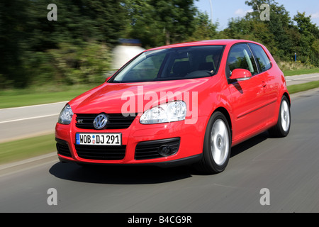 Voiture, VW Volkswagen Golf GT, modèle de l'année 2005-, limousine, en bas au milieu de la classe de taille moyenne, rouge, la conduite, la diagonale de l'avant, fronta Banque D'Images