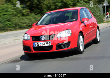 Voiture, VW Volkswagen Golf GT, modèle de l'année 2005-, limousine, en bas au milieu de la classe de taille moyenne, rouge, la conduite, la diagonale de l'avant, fronta Banque D'Images