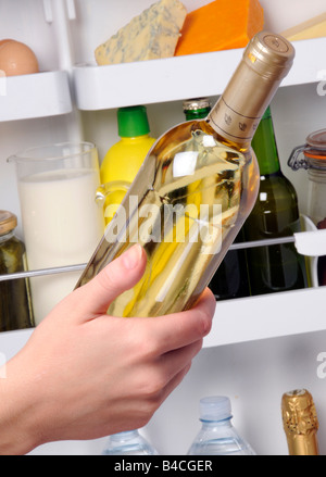 La MISE EN BOUTEILLE DE VIN BLANC Réfrigérateur Banque D'Images