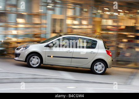Renault Clio 1.5 dCi , modèle de l'année 2005, d'argent, de conduite, de  petites env., vue de côté, Ville Photo Stock - Alamy