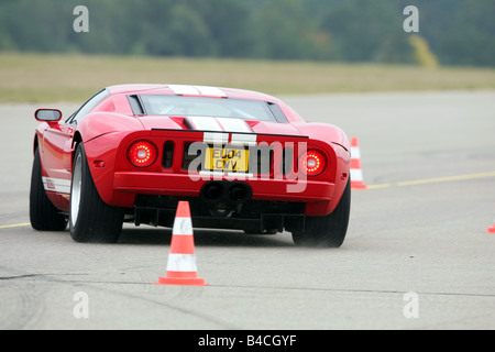 Ford GT, modèle de l'année 2005-, blanc-rouge, la conduite, la diagonale de l'arrière, vue arrière, test track, Pilonen Banque D'Images