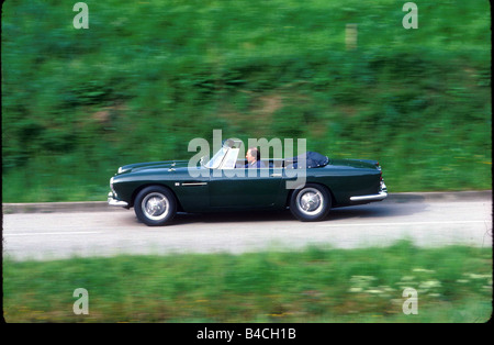 Voiture, Aston Martin DB4, cabriolet, convertible, env. Vintage, l'année de modèle 1962, vert, 60, route de campagne, de conduite, s Banque D'Images