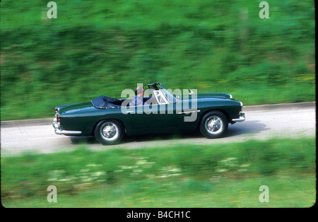 Voiture, Aston Martin DB4, cabriolet, convertible, env. Vintage, l'année de modèle 1962, vert, 60, route de campagne, de conduite, s Banque D'Images