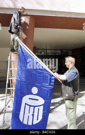 Les travailleurs de l'installation d'un drapeau avec le logo de la banque PKO, Varsovie, Pologne Banque D'Images