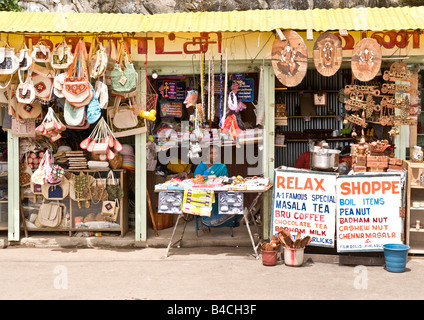 Blocage du marché de la route sur les montagnes de Kodaikanal à un célèbre point de vue du touriste normal de vente des produits locaux et des boissons chaudes. Banque D'Images