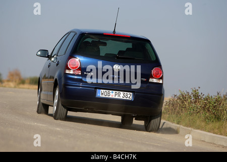 Volkswagen VW Polo 1.4 TDI, modèle 2005- dunkelblue, déménagement, la diagonale de l'arrière, vue arrière, country road Banque D'Images