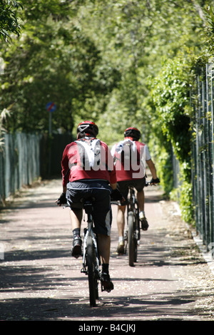 Deux personnes faire du vélo sur la piste cyclable rural en pays Banque D'Images