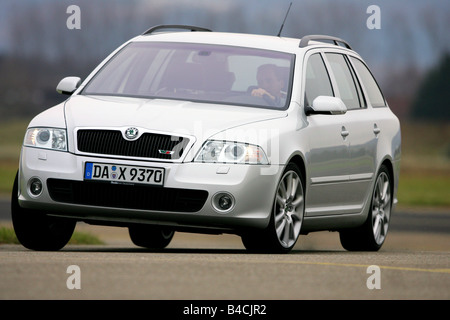 Skoda Octavia Combi RS, l'année de modèle 2005, d'argent, la conduite, la diagonale de l'avant, vue frontale, country road Banque D'Images