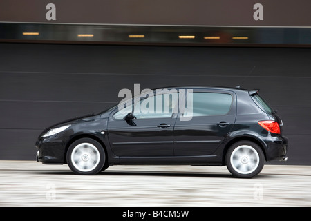 Peugeot 307 HDI FAP 135, noir, modèle de l'année 2005-, la conduite, la vue de côté, Ville Banque D'Images