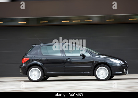 Peugeot 307 HDI FAP 135, noir, modèle de l'année 2005-, la conduite, la vue de côté, Ville Banque D'Images