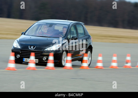 Peugeot 307 HDI FAP 135, noir, modèle de l'année 2005-, la conduite, la diagonale de l'avant, vue frontale, Pilonen, piste d'essais de frein, tes Banque D'Images
