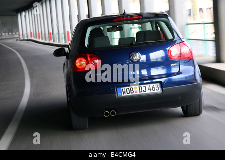 VW Volkswagen Golf GT 2.0 TDI, le bleu foncé, le modèle de l'année 2005-, la conduite, la diagonale de l'arrière, vue arrière, country road, Tunnel Banque D'Images