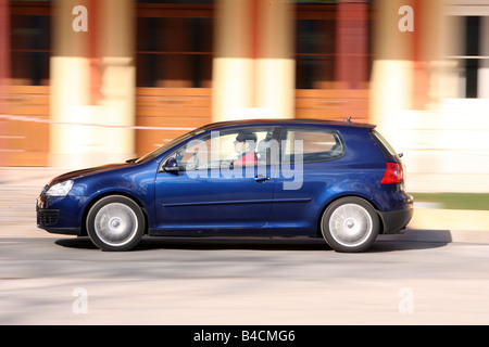 VW Volkswagen Golf GT 2.0 TDI, le bleu foncé, le modèle de l'année 2005-, la conduite, la vue de côté, Ville Banque D'Images