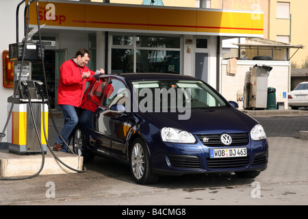 VW Volkswagen Golf GT 2.0 TDI, le bleu foncé, le modèle de l'année 2005-, debout, à la défense, la diagonale de l'avant, vue frontale, Ville, Ga Banque D'Images