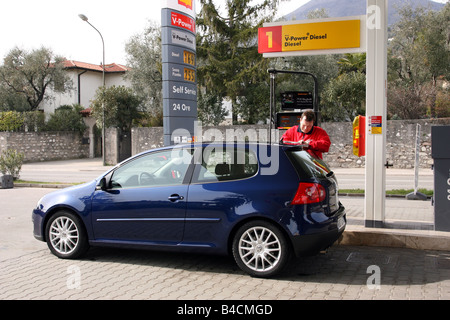 VW Volkswagen Golf GT 2.0 TDI, le bleu foncé, le modèle de l'année 2005-, vue de côté, la ville, la station de Gaz Banque D'Images