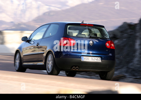 VW Volkswagen Golf GT 2.0 TDI, le bleu foncé, le modèle de l'année 2005-, la conduite, la diagonale de l'arrière, vue arrière, country road Banque D'Images