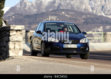 VW Volkswagen Golf GT 2.0 TDI, le bleu foncé, le modèle de l'année 2005-, la conduite, la diagonale de l'avant, vue frontale, country road Banque D'Images