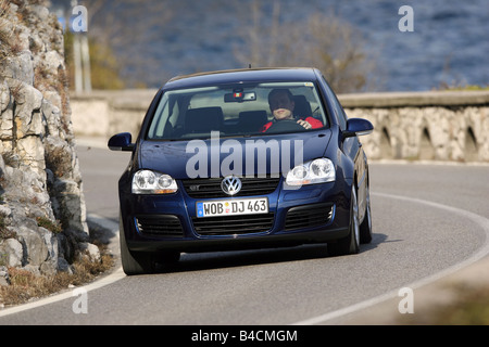 VW Volkswagen Golf GT 2.0 TDI, le bleu foncé, le modèle de l'année 2005-, la conduite, la diagonale de l'avant, vue frontale, country road Banque D'Images