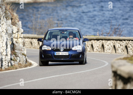 VW Volkswagen Golf GT 2.0 TDI, le bleu foncé, le modèle de l'année 2005-, la conduite, la diagonale de l'avant, vue frontale, country road Banque D'Images