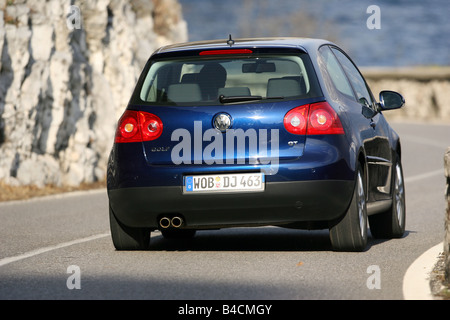 VW Volkswagen Golf GT 2.0 TDI, le bleu foncé, le modèle de l'année 2005-, la conduite, la diagonale de l'arrière, vue arrière, country road Banque D'Images