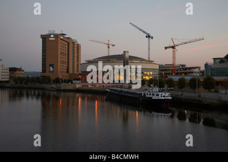 Hôtel Hilton Waterfront Hall et sur la rivière Lagan le centre-ville de Belfast en Irlande du Nord uk Banque D'Images