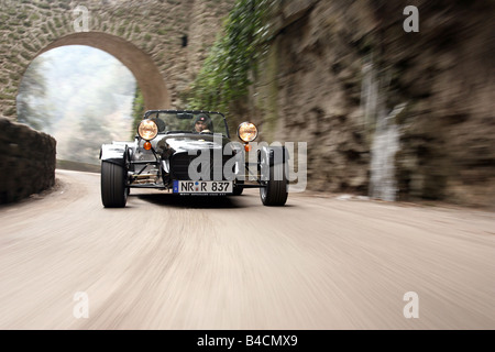 Caterham CSR 200, l'année de modèle 2006, d'argent, la conduite, la diagonale de l'avant, vue frontale, country road, landsapprox.e, Mountai Banque D'Images