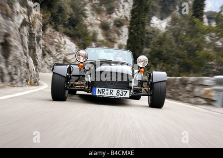 Caterham CSR 200, l'année de modèle 2006, d'argent, la conduite, la diagonale de l'avant, vue frontale, country road, landsapprox.e, Mountai Banque D'Images