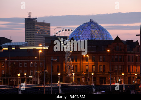 Belfast skyline avec Dome Square Victoria Square et statue de l'action de la reine Elizabeth Bridge à la tombée de Belfast City Centre Banque D'Images